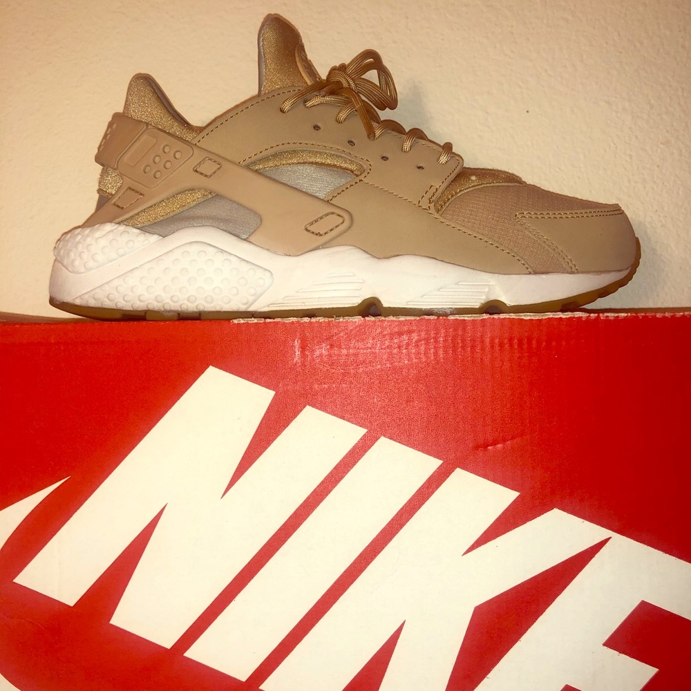 NIKE AIR HUARACHE
Beige/Summit White-light Silver